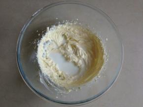 用电动打蛋器打至顺滑的状态，再加入牛奶打均匀。