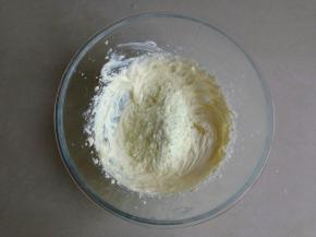 最后加入奶粉打均匀。将玻璃碗密封好之后，放入冰箱冷藏