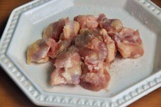 将鸡脆骨洗净，加入糖、盐、黑胡椒腌渍1小时，调料份量可依据个人口味调整。