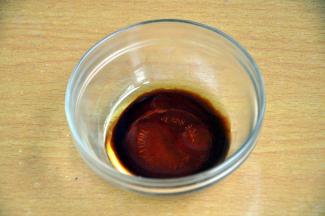 酱油加少量蜂蜜混合成蜜蜂酱油汁。