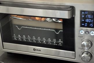 放入预热好的烤箱中层，上火170度、下火180度烤15-18分钟。