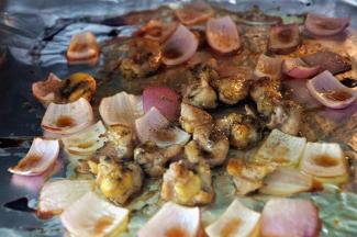 中途打开烤箱给鸡脆骨翻一次面。