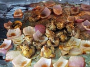 中途打开烤箱给鸡脆骨翻一次面。