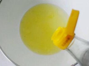 往蛋白里加入几滴白醋