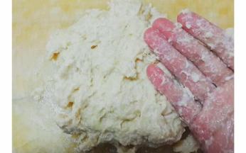 将除黄油外的全部材料混合均匀   盐和酵母不要直接接触   混合好的面团是要十分湿黏的感觉才对哦    然后将面团揉搓的渐渐光滑不那么粘手的时候就可以加入黄油了，用面团将黄油包裹住哦~