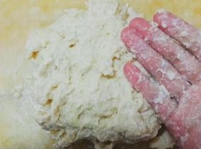 将除黄油外的全部材料混合均匀   盐和酵母不要直接接触   混合好的面团是要十分湿黏的感觉才对哦    然后将面团揉搓的渐渐光滑不那么粘手的时候就可以加入黄油了，用面团将黄油包裹住哦~