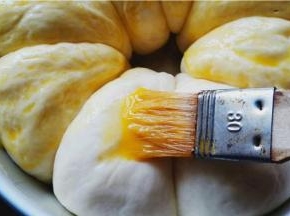在表面刷上蛋液