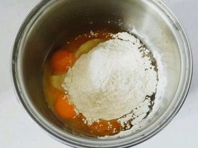 将酸奶  玉米油   低筋面粉一起倒入蛋黄盆中