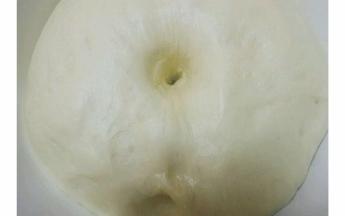 将面团包上保鲜袋放入烤箱垫层热水发酵60分钟至两倍大    用手指在面团戳一个洞不会反弹说明发酵好了