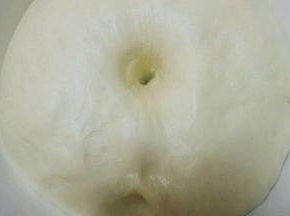 将面团包上保鲜袋放入烤箱垫层热水发酵60分钟至两倍大    用手指在面团戳一个洞不会反弹说明发酵好了