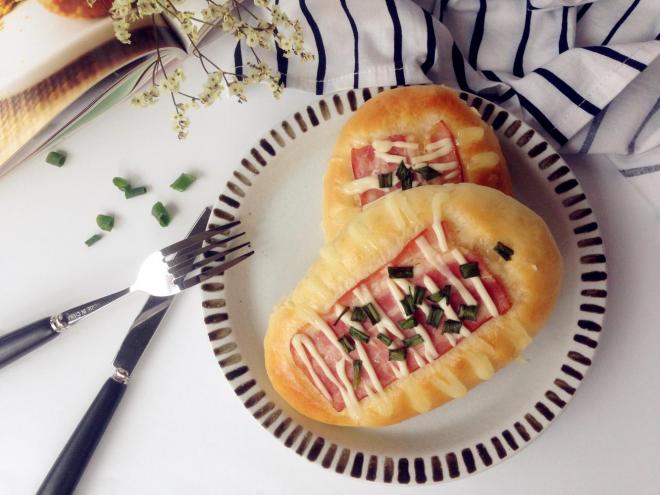 香葱培根沙拉面包