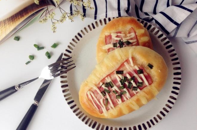 香葱培根沙拉面包