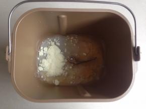 将水、糖、盐、蛋液，奶粉依次放入到东菱1352AE-3C面包桶里。