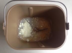 将水、糖、盐、蛋液，奶粉依次放入到东菱1352AE-3C面包桶里。