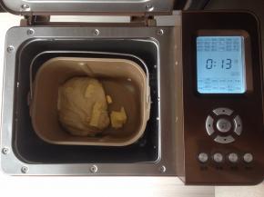 然后静置8分钟后加入切成小块的黄油，和面13分钟，和至扩展阶段即可