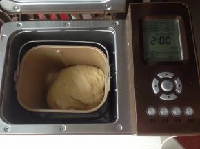 选择发酵功能50分钟，面团发酵2倍大。如果室温高的话，直接室温下发酵即可