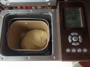 选择发酵功能50分钟，面团发酵2倍大。如果室温高的话，直接室温下发酵即可