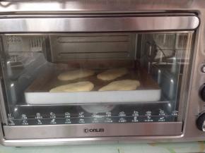 放在烤盘上，将做好的面包坯放入东菱K30A烤箱，选择发酵功能40分钟。烤箱内放置一碗热水，使烤箱内保持一定的湿度