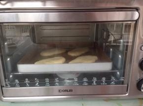 放在烤盘上，将做好的面包坯放入东菱K30A烤箱，选择发酵功能40分钟。烤箱内放置一碗热水，使烤箱内保持一定的湿度