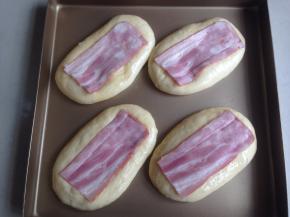 发酵好的面包坯放上培根