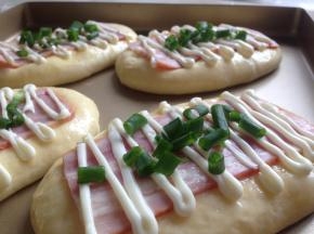 挤上沙拉酱，撒上葱花