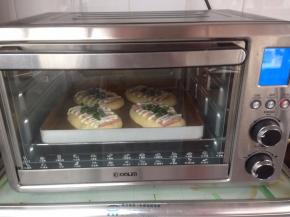 放入已经提前预热到175度的烤箱下层，烘烤15分钟，最后两分钟移至中层