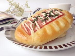 烘烤结束将面包取出，放晾架上晾凉，因为有培根肉，最好是一天内食用完毕