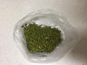 清洗干净后放保鲜袋送入冰箱冷冻一晚