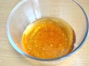 .将转化糖浆，花生油倒入打蛋盆，我用的广式月饼预拌粉，所以不需要加枧水。