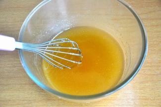 用手动打蛋器，给花生油和糖浆做乳化作业，这一步非常重要。