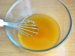 用手动打蛋器，给花生油和糖浆做乳化作业，这一步非常重要。