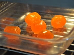 将咸蛋黄蒸15分钟。