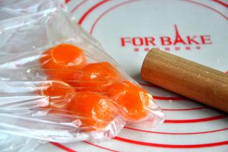 将蒸熟的咸蛋黄装保鲜袋中。