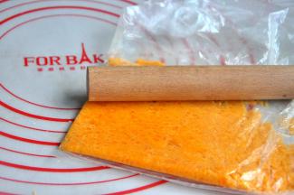 用擀面杖擀压成泥。