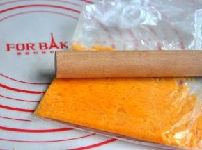 用擀面杖擀压成泥。