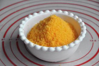 为了馅的口感更细腻，过一次筛。