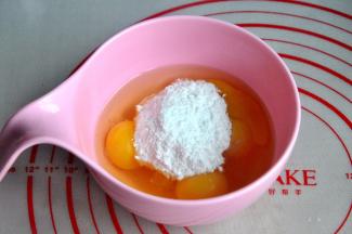倒入糖粉。