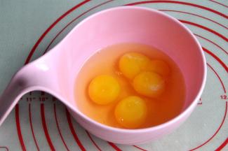 鸡蛋打入盆中，有一个是双黄蛋。