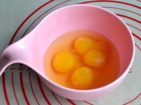 鸡蛋打入盆中，有一个是双黄蛋。