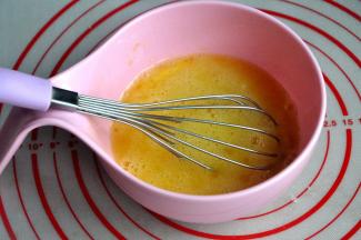 用手动打蛋器抽打均匀。