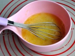 用手动打蛋器抽打均匀。