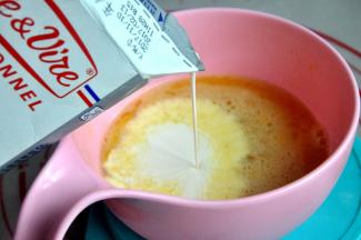 加入淡奶油和牛奶。