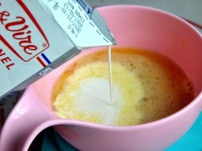 加入淡奶油和牛奶。