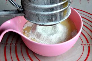 筛入混合好的低筋面粉、玉米淀粉、奶粉，混合均匀。