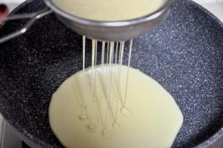 给面糊过筛，这样馅的口感会更细腻，直接在锅内进行，我用的麦饭石锅。