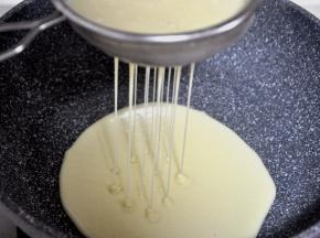 给面糊过筛，这样馅的口感会更细腻，直接在锅内进行，我用的麦饭石锅。