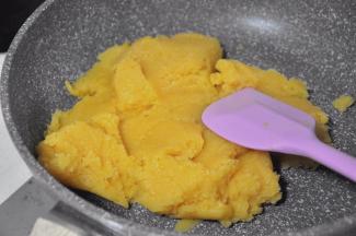 炒至奶黄馅抱团，干湿适度，冷却备用。