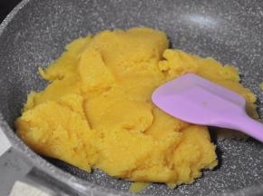 炒至奶黄馅抱团，干湿适度，冷却备用。