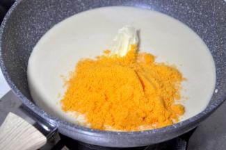 加入黄油和蛋黄，开小火不断的搅拌，以免糊锅。