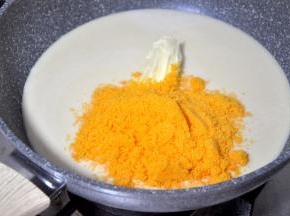 加入黄油和蛋黄，开小火不断的搅拌，以免糊锅。